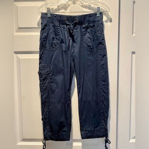 Navy blue Maurice’s low rise elastic waste cargo capri pants size XS